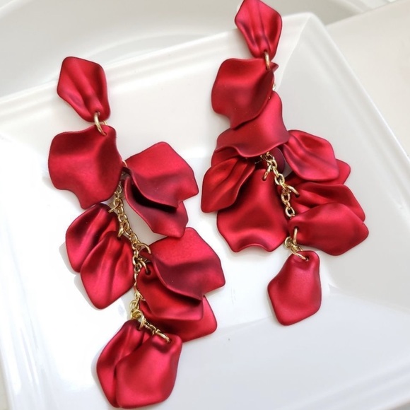 Floral Elegant long red rose petals - Picture 3 of 9